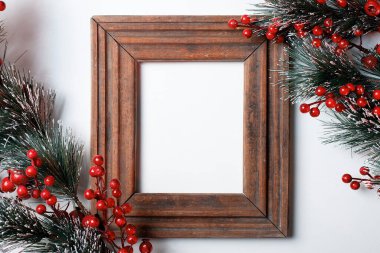 Noel ağacı dallarından yapılmış yaratıcı ahşap çerçeve ve metin için yeri olan dekorasyonlar. Yukarıdan bak. Noel ve Yeni Yıl kavramı 202