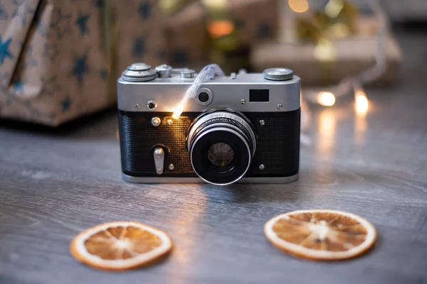 Een Oude Camera Ligt Naast Kerstcadeaus Een Droge Sinaasappel Decor — Stockfoto