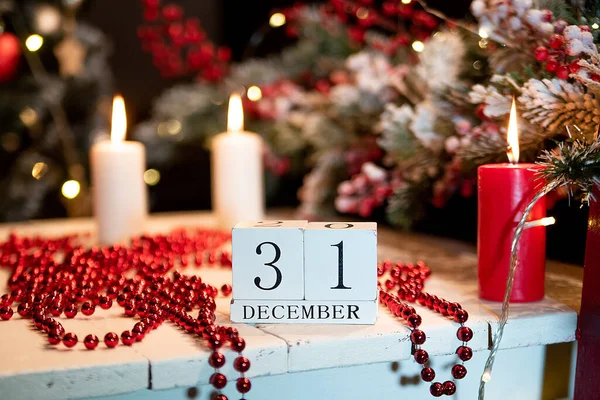 Calendário Dezembro Fundo Uma Árvore Natal Com Decoração Velas Vermelho — Fotografia de Stock
