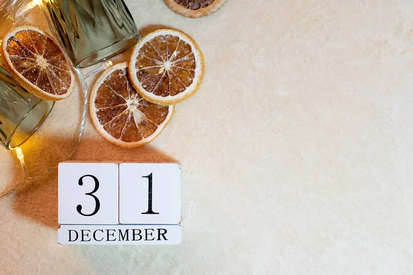 Calendário Com Data Dezembro Contexto Laranjas Copos Uma Grinalda Fundo — Fotografia de Stock