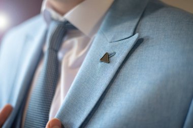 Damadın düğün öncesi hazırlıkları. Kravat ve ceket. Elleri yakın çekim. Etkinlik ajansı fikri