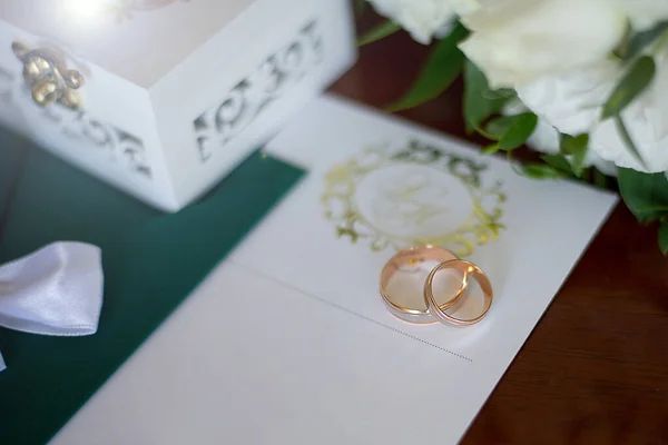 花嫁と新郎の儀式の前に花束の背景に結婚指輪と靴 イベント代理店のアイデアは — ストック写真