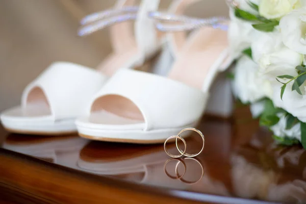 Alianças Casamento Sapatos Fundo Buquê Antes Cerimônia Noiva Noivo Ideia — Fotografia de Stock