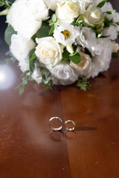 婚礼戒指的背景是新娘和新郎的婚礼前的花束 活动机构的概念E — 图库照片