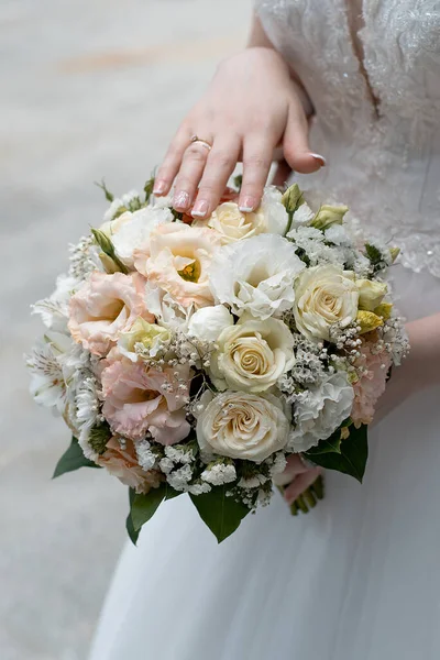 Λεπτή Γαμήλια Ανθοδέσμη Στα Χέρια Της Νύφης Concept Για Διοργανωτές — Φωτογραφία Αρχείου
