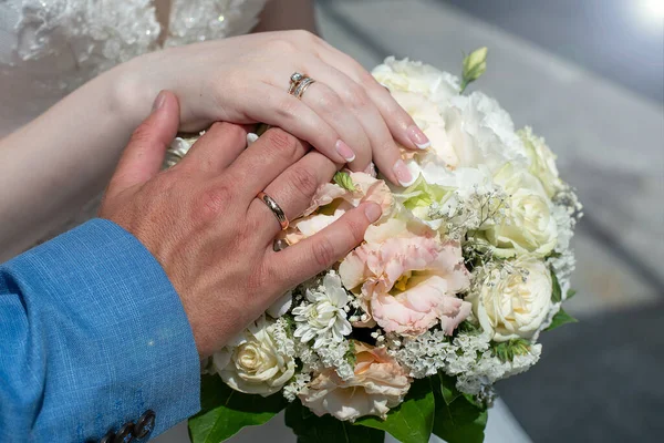 Delicado Buquê Casamento Nas Mãos Noiva Noivo Conceito Agência Eventos — Fotografia de Stock
