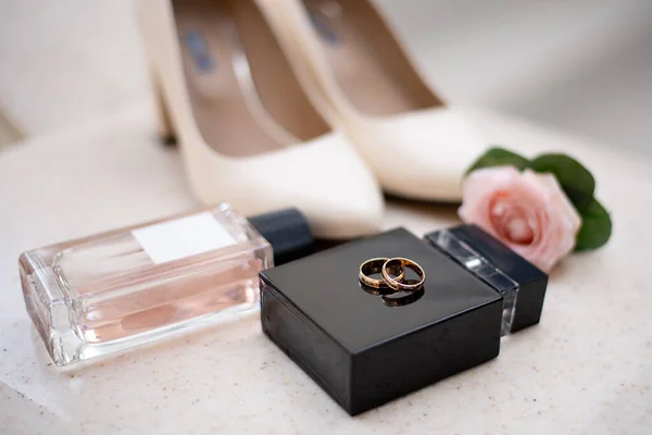 Обручальные Кольца Обувь Фоне Букета Перед Церемонией Жениха Невесты Идея — стоковое фото