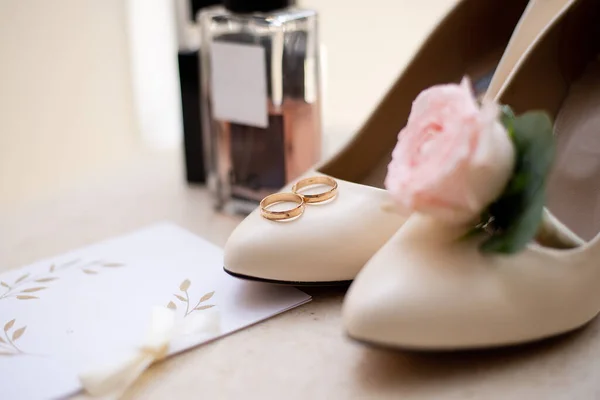 Alianças Casamento Sapatos Fundo Buquê Antes Cerimônia Noiva Noivo Ideia — Fotografia de Stock