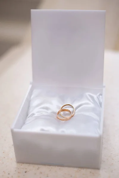 在新郎新娘举行婚礼之前 婚礼戒指装在一个盒子里 活动机构的概念E — 图库照片