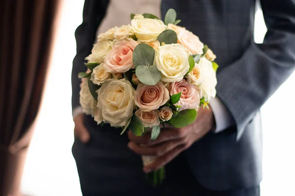 Bouquet Casamento Nas Mãos Noivo Conceito Agência Eventos — Fotografia de Stock