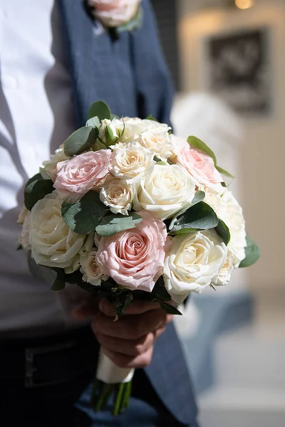 Bouquet Sposa Nelle Mani Dello Sposo Concetto Agenzia Eventi — Foto Stock