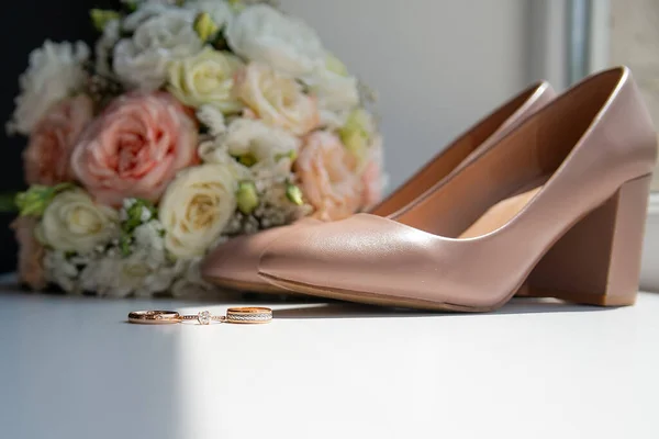 Обручки Взуття Фоні Букета Перед Церемонією Одруження Нареченого Нареченого Ідея Ліцензійні Стокові Зображення