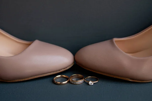 Обручки Взуття Фоні Букета Перед Церемонією Одруження Нареченого Нареченого Ідея Ліцензійні Стокові Фото