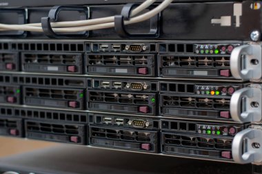 Sunucu bilgisayarı. İnternet fiber internet bağlantı sunucu rafı dolabı. Kripto para kripto bitcoin madenciliği. Sistem onu teknolojiyle yönetiyor. Sabit disk ram pc merkezi işlemci. Teknisyen tamir bilgisayarı. depo veritabanı. Hackerlara saldırı virüsü