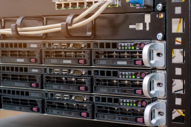 Sunucu bilgisayarı. İnternet fiber internet bağlantı sunucu rafı dolabı. Kripto para kripto bitcoin madenciliği. Sistem onu teknolojiyle yönetiyor. Sabit disk ram pc merkezi işlemci. Teknisyen tamir bilgisayarı. depo veritabanı. Hackerlara saldırı virüsü