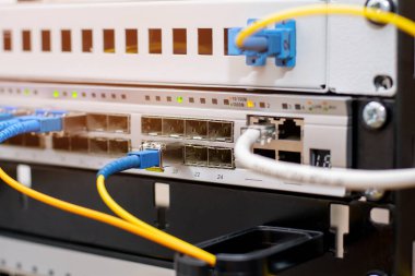 Sunucu bilgisayarı. İnternet fiber internet bağlantı sunucu rafı dolabı. Kripto para kripto bitcoin madenciliği. Sistem onu teknolojiyle yönetiyor. Sabit disk ram pc merkezi işlemci. Teknisyen tamir bilgisayarı. depo veritabanı. Hackerlara saldırı virüsü