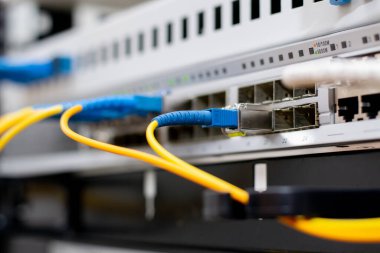 Sunucu bilgisayarı. İnternet fiber internet bağlantı sunucu rafı dolabı. Kripto para kripto bitcoin madenciliği. Sistem onu teknolojiyle yönetiyor. Sabit disk ram pc merkezi işlemci. Teknisyen tamir bilgisayarı. depo veritabanı. Hackerlara saldırı virüsü