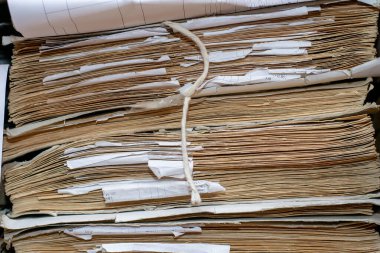 Bir sürü belge. Evrak işleri. veri arşivi. Ofis işleri. Kağıt klasörlerdeki kağıt çarşaflar. Bir sürü kağıt. şikayet formu boş