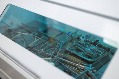 Ameliyathanede cerrahi aletler var. Bir hastanede ameliyat sırasında cerrahların çalışmaları.