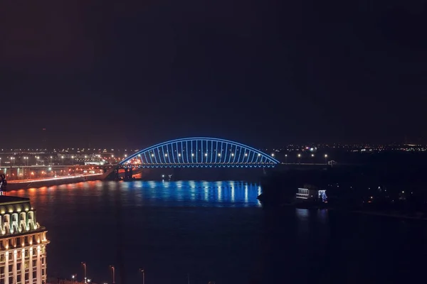 夜城小景 黑暗和宁静的长期曝光摄影与铅照明桥和光反射在水中 横跨乌克兰基辅第聂伯河的桥梁 — 图库照片