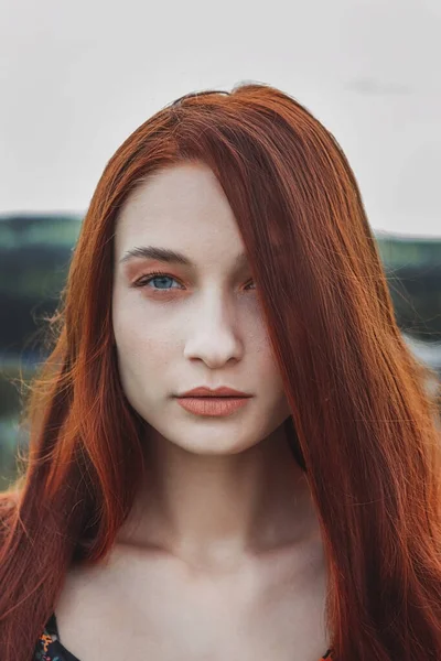 Portret Pięknej Pewnej Siebie Dziewczyny Czerwone Długie Włosy Rozwijają Się — Zdjęcie stockowe