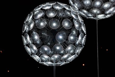 Aydınlatılmış metal karahindibalar. Sokak lambaları. Kyiv