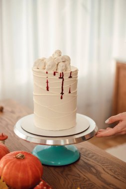  Pasta cadılar bayramı için kafatasları ve kanla süslenmiş. Mutfak sonbahar için dekore edilmiştir.