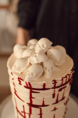 Pasta cadılar bayramı için kafatasları ve kanla süslenmiş. Mutfak sonbahar için dekore edilmiştir.