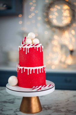 Beyaz süslemeli enfes kırmızı pasta, kış kutlamaları ve tatil toplantıları