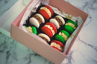 Canlı renklerde şenlikli kurabiyeler yeni yılı tatlı zevklerle kutlamak için idealdir.