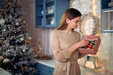 Mutlu bir ortamda gülümseyen bir pastacı tarafından sergilenen lezzetli kurabiyelerle yeni yılı kutlayın.