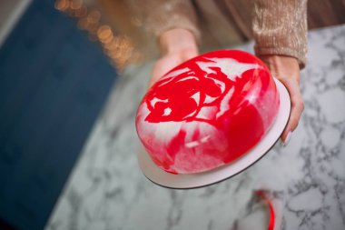 Lezzetli kremalı pasta Noel 'i ve yeni yılı kutlamaya hazır.