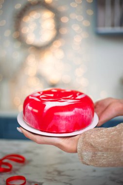 Lezzetli kremalı pasta Noel 'i ve yeni yılı kutlamaya hazır.