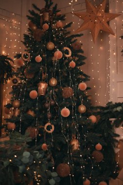 Yeni yılı güzel dekore edilmiş bir Noel ağacı ve sıcacık bir evde sıcak ışıklarla kutluyoruz.