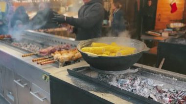 Sokak yiyecek pazarı çeşitli ızgara yemekler sunuyor, sıcak yemek, kazanda pişen mısır.