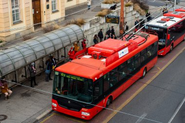 BRATISLAVA, SLOVAKIA - 18 Mart 2022. Trolleybus Skoda 30TR SOR # 6027 Bratislava sokaklarında yolcularla birlikte.
