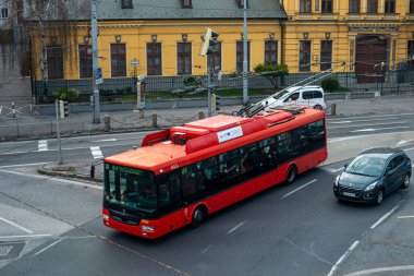 BRATISLAVA, SLOVAKIA - 18 Mart 2022. Trolleybus Skoda 30Tr # 6031 Bratislava sokaklarında yolcularla birlikte.