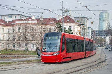 BRATISLAVA, SLOVAKIA - 18 Mart 2022. Tramvay Skoda 29T1 # 7418 Bratislava sokaklarında yolcularla birlikte.