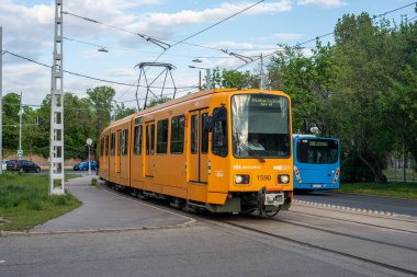 BUDAPEST, HUNGARY - 26 Nisan 2022. Tram Duewag TW6000 # 1590 (eski. Hannover # 6045) Budapeşte sokaklarında yolcularla at sürüyor..