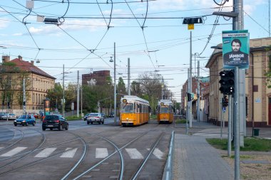 BUDAPEST, HUNGARY - 26 Nisan 2022. Trams Ganz KCSV7 # 1332 ve 1321 Budapeşte sokaklarında yolcularla birlikte.