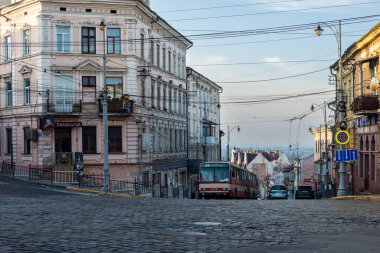 CHERNIVTSI, UKRAINE - 01 Kasım 2022. Trolleybus Skoda 15Tr # 400 (eski. Usti nad Labem # 552) Chernivtsi sokaklarında yolcularla at sürüyor..