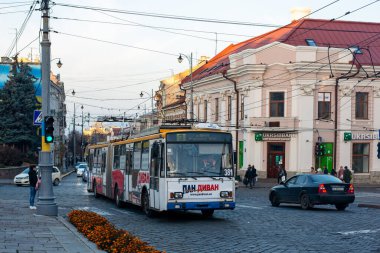 CHERNIVTSI, UKRAINE - 01 Kasım 2022. Trolleybus Skoda 15Tr # 381 (eski. Zlin # 365) Chernivtsi sokaklarında yolcularla at sürüyor..