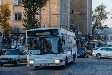 CHERNIVTSI, UKRAINE - 01 Kasım 2022. Gppel otobüsü (MAN NM223) Chernivtsi sokaklarında yolcularla yolculuk ediyor..