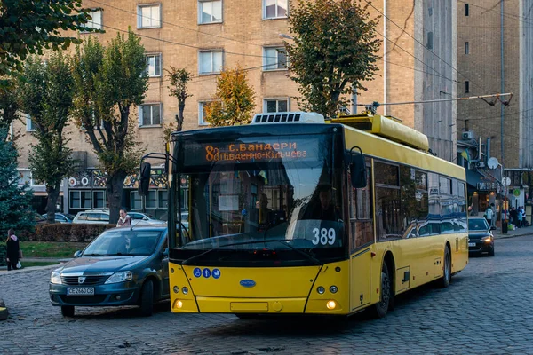 Chernivtsi Ukraine 2022年11月1日 トロリーバスDnipro T203 Maz 389 Chernivtsiの通りで乗客と一緒に乗って — ストック写真