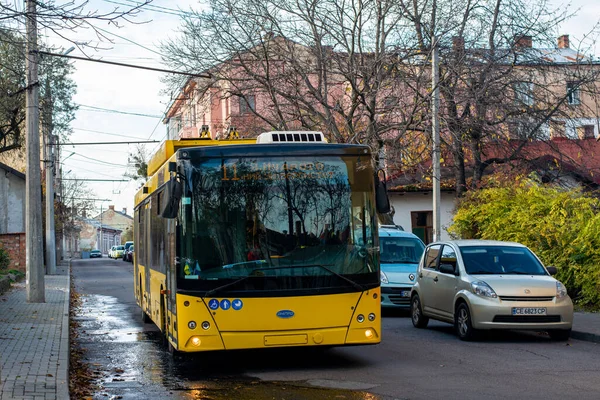 Chernivtsi Ukraine 2022年11月2日 トロリーバスDnipro T203 Maz 385 Chernivtsiの通りで乗客と一緒に乗って — ストック写真