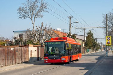 BRATISLAVA, SLOVAKIA 19 Mart 2022. Trolleybus Skoda 30TR SOR # 6008 Bratislava sokaklarında yolcularla birlikte.