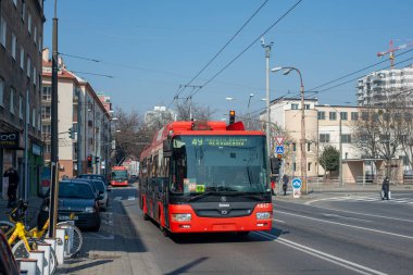 BRATISLAVA, SLOVAKIA 19 Mart 2022. Trolleybus Skoda 30TR SOR # 6017 Bratislava sokaklarında yolcularla birlikte.