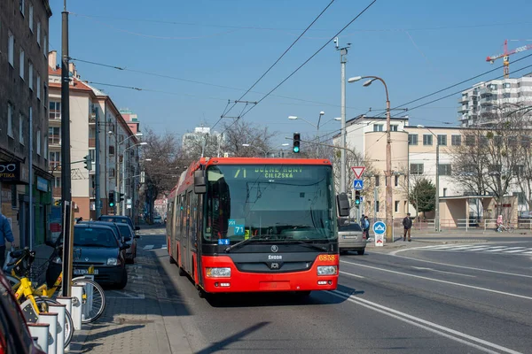 BRATISLAVA, SLOVAKIA 19 Mart 2022. Trolleybus Skoda 31TR SOR # 6838 Bratislava sokaklarında yolcularla birlikte.