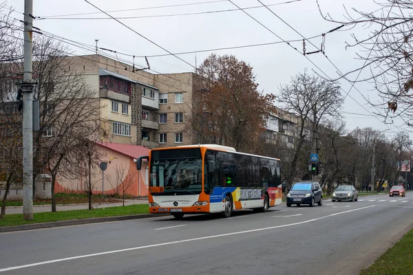 Chernivtsi Ukraine 2022年11月13日 バスメルセデス ベンツO530はチェルニフツィの通りに乗客と一緒に乗って — ストック写真