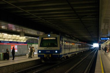 Vienna, AUSTRIA - 14 Nisan 2022. OBB 4020 treni # 4020 242-6 Viyana sokaklarında yolculuk.